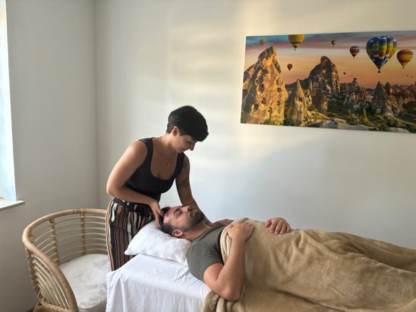 Eine Person erhält eine Wellnessbehandlung in einem hellen Raum.